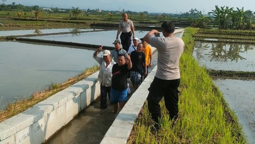 Evakuasi jenazah di Banjar Dinas Belumbang Kelod, Desa Belumbang, Kecamatan Kerambitan, Tabanan, Rabu (20/11/2024).