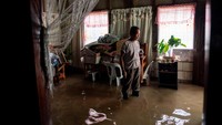 Topan Man-Yi menimbulkan angin kencang dan hujan lebat yang memicu tanah longsor dan gelombang badai, kata pihak berwenang. 