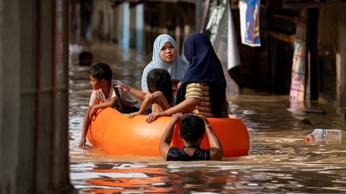 People ride on a rescue boat along a flooded street following super typhoon Man-Yi, in Cabanatuan, Nueva Ecija, Philippines, November 18, 2024. REUTERS/Lisa Marie David     TPX IMAGES OF THE DAY