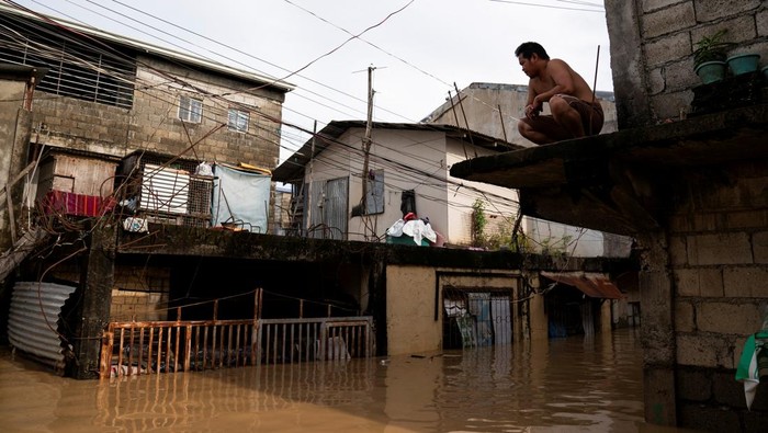 People ride on a rescue boat along a flooded street following super typhoon Man-Yi, in Cabanatuan, Nueva Ecija, Philippines, November 18, 2024. REUTERS/Lisa Marie David     TPX IMAGES OF THE DAY