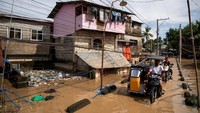 Pemerintah setempat telah meminta bantuan untuk membantu warga yang terkena dampak membangun kembali rumah mereka. 