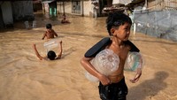Man-Yi adalah siklon tropis keenam yang menghantam Filipina dalam sebulan, yang menyebabkan rata-rata 20 badai seperti itu melanda negara tersebut setiap tahun. 