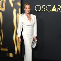 Tak hanya karena kecantikan alaminya, penampilan Sharon Stone juga ditunjang gaun menawan. Dalam acara itu, ia mengenakan gaun panjang berwarna ivory yang elegan dengan belahan dada rendah dan pundak berstruktur. Gayanya dilengkapi handbag metalik, sejumlah cincin, dan anting berlian.Foto: Gilbert Flores/Variety via Getty Images