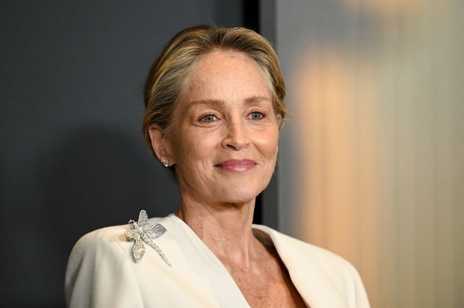 Sharon Stone telah lama menjadi ikon kecantikan. Aktris 66 tahun itu pun kembali membuat kagum dengan keberaniannya meninggalkan makeup berat di acara karpet merah. Saat hadir dalam Governors Awards 2024, pemain ‘Basic Instinct’ tersebut terlihat minim riasan sehingga memperlihatkan tekstur wajahnya yang sebenarnya.Foto: Gilbert Flores/Variety via Getty Images
