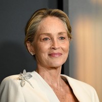Sharon Stone telah lama menjadi ikon kecantikan. Aktris 66 tahun itu pun kembali membuat kagum dengan keberaniannya meninggalkan makeup berat di acara karpet merah. Saat hadir dalam Governors Awards 2024, pemain ‘Basic Instinct’ tersebut terlihat minim riasan sehingga memperlihatkan tekstur wajahnya yang sebenarnya.Foto: Gilbert Flores/Variety via Getty Images