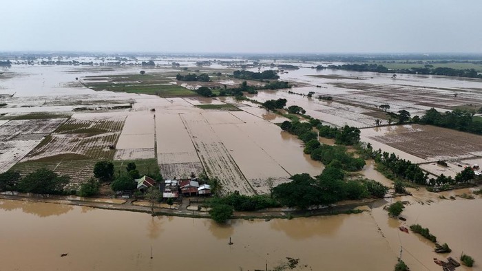 Foto Udara Banjir Merendam Filipina A drone view shows flooded houses and farmlands following super typhoon Man-Yi in Quezon, Nueva Ecija Province, Philippines, November 18, 2024. REUTERS/Adrian Portugal TPX IMAGES OF THE DAY