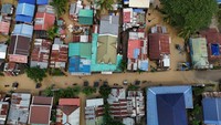 Pihak berwenang melaporkan sedikitnya delapan kematian, bersama dengan banjir parah, tanah longsor, dan kerusakan infrastruktur di sepanjang jalur topan. 
