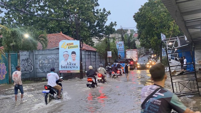 Genangan di Jalan Bungur Raya, Depok, bikin macet sore ini (Devi/detikcom)