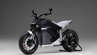 EV Fun Concept mengusung gaya ala motor sport berjenis naked bike. Baterai motor ini terekspos dengan sangat jelas di bagian bawah. Motor ini bisa melaju sejauh 100 km saat baterainya terisi penuh. Foto: Dok. Honda