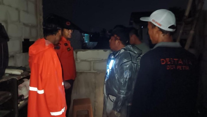 Hujan deras disertai angin kencang sempat melanda Desa Petir, Kecamatan Dramaga, Bogor memicu tanah longsor. Enam rumah dilaporkan rusak. (dok BPBD Kabupaten Bogor)