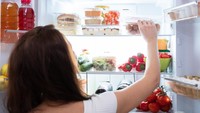 Spot paling jorok di dapur selanjutnya, kulkas yang menjadi tempat penyimpanan makanan. Bakteri juga mungkin tumbuh akibat temperatur dingin kulkas. Pastikan memisahkan area simpan bahan makanan mentah dan basah dengan makanan kemasan. Foto: Getty Images/iStockphoto/AndreyPopov