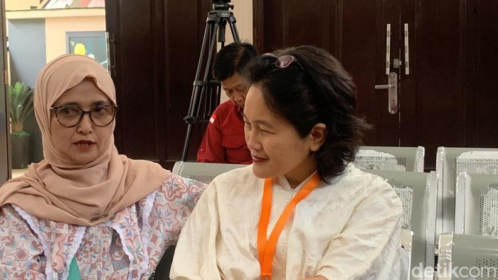 Istri Tom Lembong, Franciska Wihardja menghadiri sidang praperadilan pada Rabu (20/11/2024). Franciska tampak berbincang dengan tim kuasa hukum Tom. Foto: Ondang/detikcom