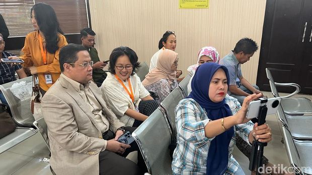 Istri Tom Lembong, Franciska Wihardja menghadiri sidang praperadilan pada Rabu (20/11/2024). Franciska tampak berbincang dengan tim kuasa hukum Tom. Foto: Ondang/detikcom