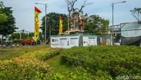 Dalam tugu tersebut mengandung masing-masing makna seperti base atas undakan bersusun di bawah dudukan berbentuk piramida melambangkan iman, islam, ihsan, pikiran, ucapan dan perbuatan. 