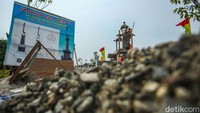 Base atas undakan bersusun 3 di bawah tugu bermakna hawa nafsu (harta, tahta dan wanita), kejujuran, keikhlasan dan kesabaran. 