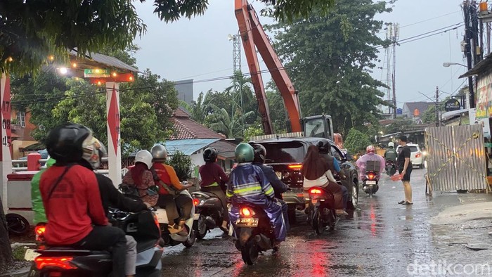 Jalan tanah Baru Depok macet imbas penyempitan akibat proyek turap. Macet diperparah turunnya hujasn, Rabu (20/11/2024) sore tadi.