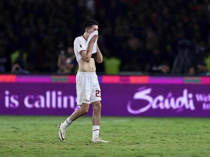 JAKARTA, INDONESIA - NOVEMBER 19: Justin Hubner of Indonesia walks off the pitch after got the red card during the FIFA World Cup Asian 3rd Qualifier Group C match between Indonesia and Saudi Arabia at Gelora Bung Karno Stadium on November 19, 2024 in Jakarta, Indonesia. (Photo by Robertus Pudyanto/Getty Images)