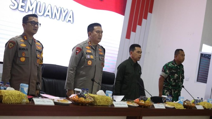 Kapolda Riau Irjen Mohammad Iqbal (dua kiri) didampingi Kapolres Indragiri Hilir, AKBP Budi Setiawan saat memantau perkembangan tahapan Pilkada di Inhil. (dok. Humas Polda Inhil)