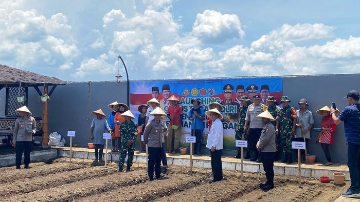 Kapolres Malang AKBP Putu Kholis Aryana memulai penanaman komoditas untuk ketahanan pangan