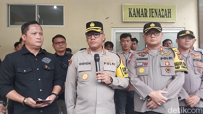 Kapolrestabes Medan Kombes Gidion saat konferensi pers di RS Bhayangkara Medan. (Foto: Finta Rahyuni/detikSumut)