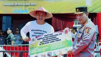Foto: Dalam acara ini, Jenderal Sigit dan Panglima TNI Jenderal TNI Agus Subiyanto juga menanam bibit jagung. Kemudian keduanya memberikan bantuan berupa mock up kepada dua orang perwakilan kelompok tani. (dok istimewa)