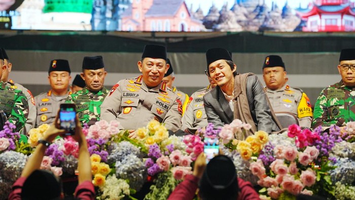 Kapolri Jenderal Listyo Sigit Prabowo bersama Panglima TNI Jenderal Agus Subiyanto menghadiri acara doa bersama lintas agama bersama TNI-Polri dan warga Jateng