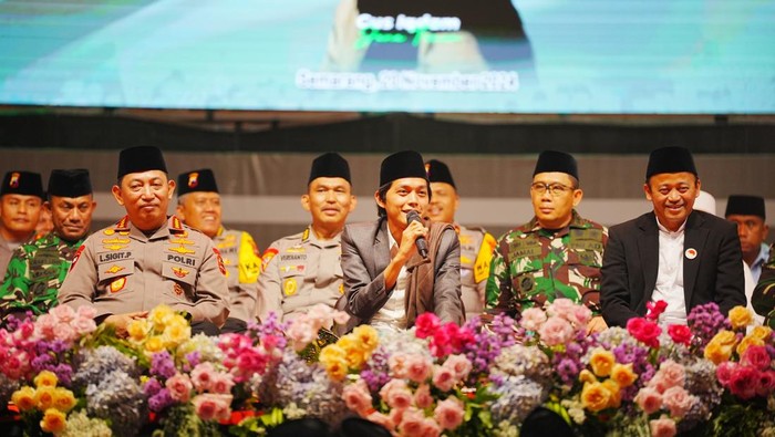 Kapolri Jenderal Listyo Sigit Prabowo bersama Panglima TNI Jenderal Agus Subiyanto menghadiri acara doa bersama lintas agama bareng TNI-Polri dan warga Jateng Kapolri Jenderal Listyo Sigit Prabowo bersama Panglima TNI Jenderal Agus Subiyanto menghadiri acara doa bersama lintas agama bareng TNI-Polri dan warga Jateng