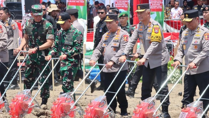 Kapolri Jenderal Polisi Listyo Sigit Prabowo membuka Gugus Tugas Polri Dukung Ketahanan Pangan di Sidoarjo