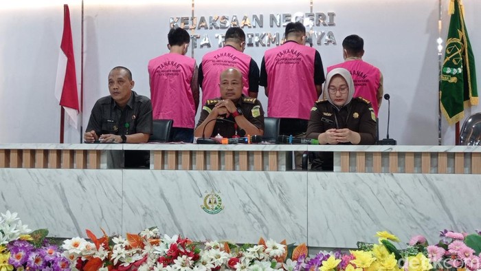 Kejaksaan Negeri Kota Tasikmalaya saat merilis penahanan 4 tersangka kasus korupsi di bank BUMN.