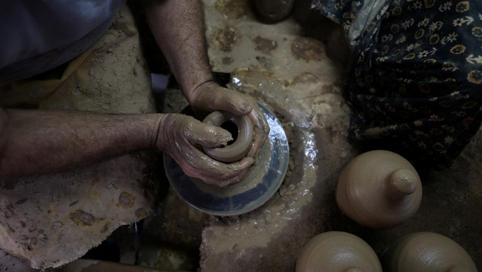 Keluarga Ini Lestarikan Tembikar Tradisional, Masuk Warisan Budaya UNESCO Dimitris Kouvdis, 70, works in his pottery workshop using traditional methods in Agios Stefanos village, near Mandamados on the Greek island of Lesbos, Greece, September 5, 2024. His family’s dedication to preserving the craft was recently honored with inclusion in UNESCO’s National Inventory of Intangible Cultural Heritage. REUTERS/Elias Marcou REFILE CORRECTING
