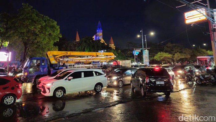 Kemacetan parah di Jalan Perintis Kemerdekaan Makassar.