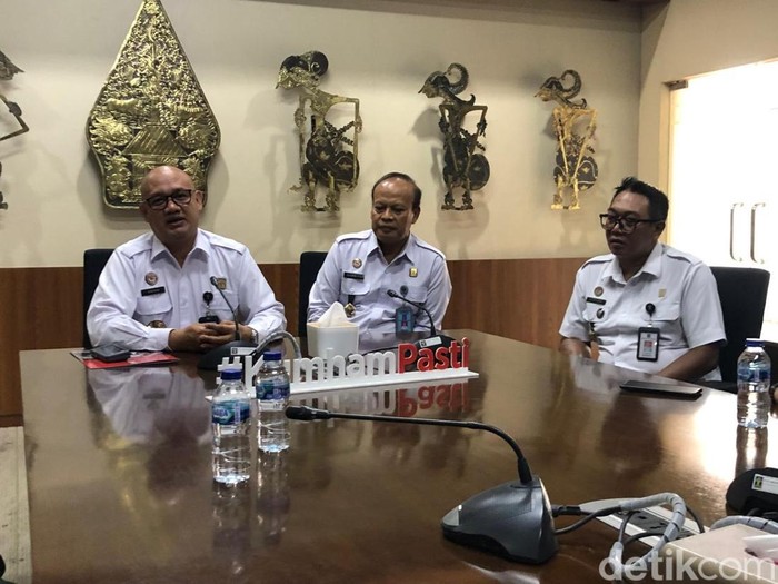Kepala Kantor Wilayah (Kakanwil) Kemenkumham DIY, Agung Rektono Seto (kiri) saat ditemui wartawan di kantornya, Gedongtengen, Kota Jogja, Rabu (20/11/2024).