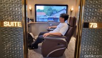 Bagi yang terbiasa menaiki kelas ekonomi, tentunya menaiki kelas ini adalah kemewahan tersendiri. Bagaimana tidak, badan yang terlatih duduk di kursi 90 derajat dan beradu lutut itu mesti dihadapkan kursi empuk dan berbagai fitur ciamik. Rasanya sekali singgah membuat tidak ingin pindah.