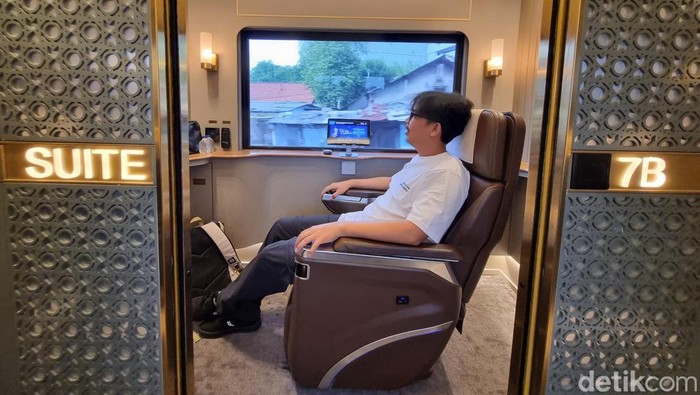 Kereta Api Compartment Suite Class.