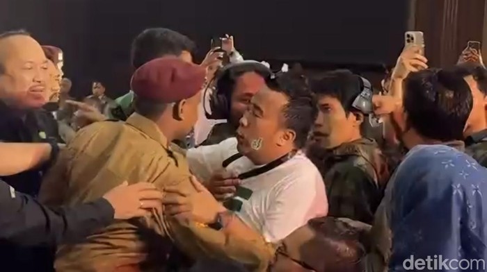 Keributan di arena debat ketiga Pilgub NTB di Mataram, Rabu (20/11/2024) malam.