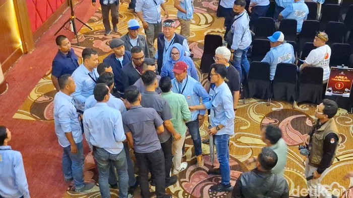 Kericuhan pendukung paslon pada debat Pilbup Bandung 2024.