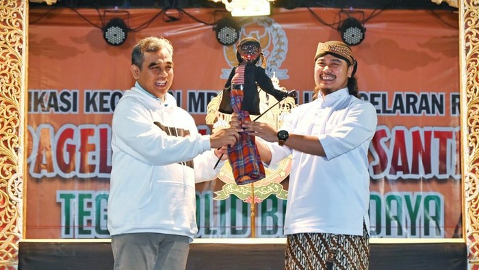 Ketua MPR, Ahmad Muzani, menghadiri pementasan Wayang Santri sebagai penanda dimulainya publikasi kegiatan MPR di Lapangan Desa Setu, Kecamatan Tarub, Kabupaten Tegal, Selasa (19/11). Dalam pementasan wayang tersebut, Muzani mengingatakan pentingnya persatuan menjelang Pilkada 2024.