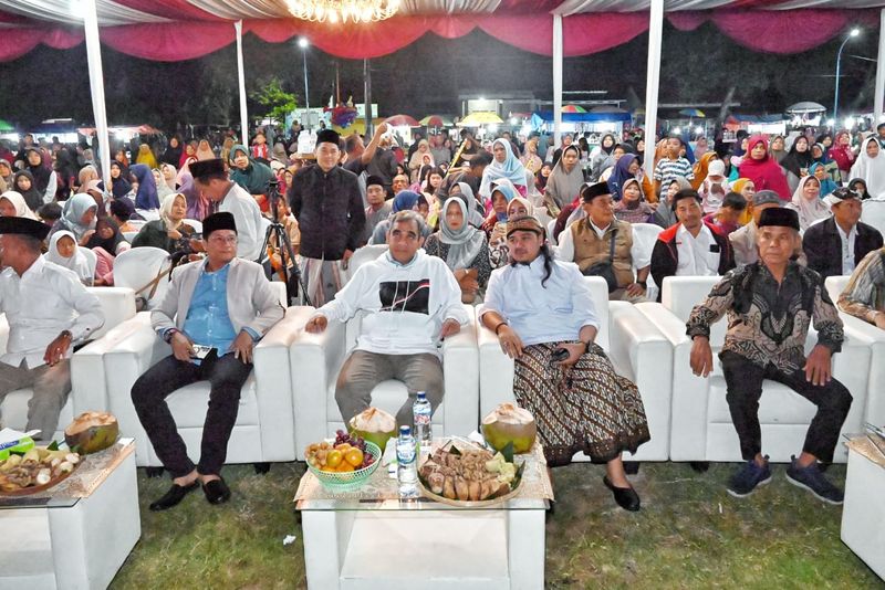 Ketua MPR, Ahmad Muzani, menghadiri pementasan Wayang Santri sebagai penanda dimulainya publikasi kegiatan MPR di Lapangan Desa Setu, Kecamatan Tarub, Kabupaten Tegal, Selasa (19/11). Dalam pementasan wayang tersebut, Muzani mengingatakan pentingnya persatuan menjelang Pilkada 2024.