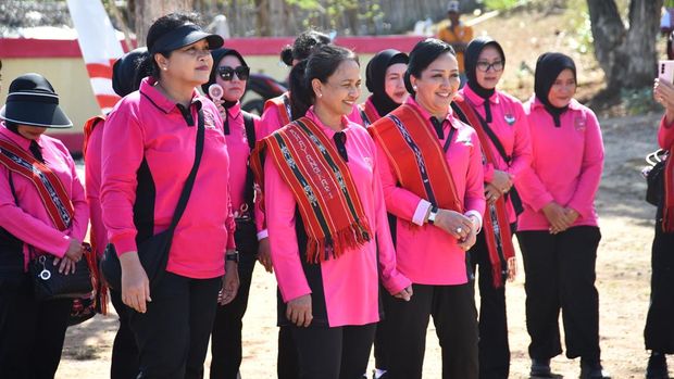 Ketua Umum Bhayangkari Juliati Sigit Prabowo mengadakan bakti kesehatan dan salurkan bansos ke masyarakat Maluku Barat Daya.