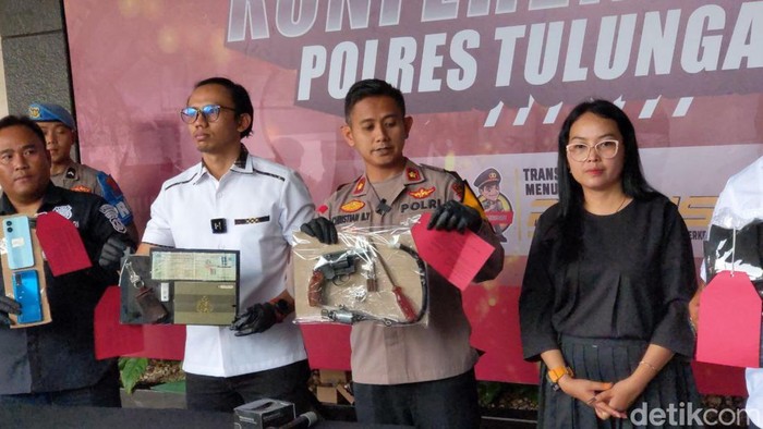 Wakapolres Tulungagung Kompol Christian Bagus Yulianto saat membeberkan barang bukti pistol