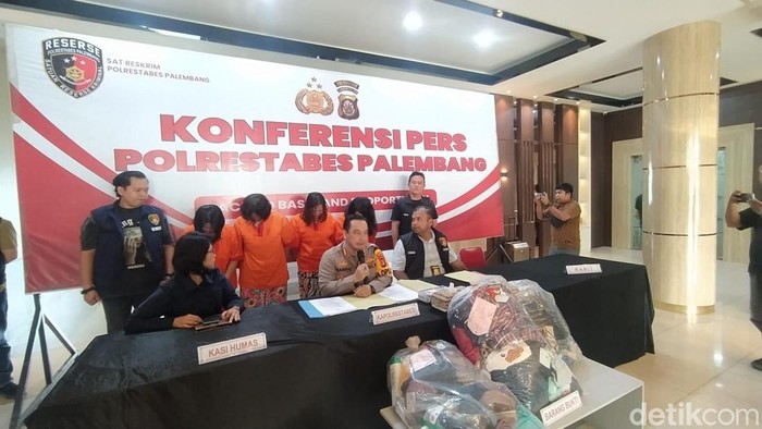 Kompolitan emak-emak pencuri pakaian di pusat perbelanjaan saat diamankan polisi
