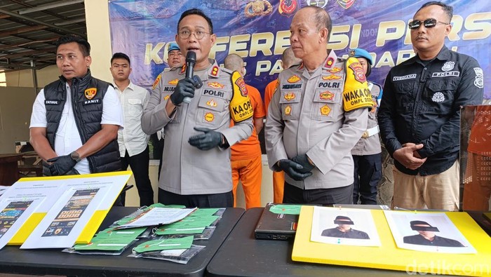 Konferensi pers penangkapan otak judi online di Pangandaran