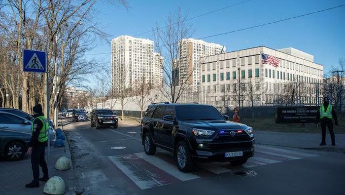 A convoy of cars leaves the U.S. embassy, amid Russias attack on Ukraine, in Kyiv, Ukraine February 20, 2023. REUTERS/Vladyslav Musiienko/File Photo Purchase Licensing Rights