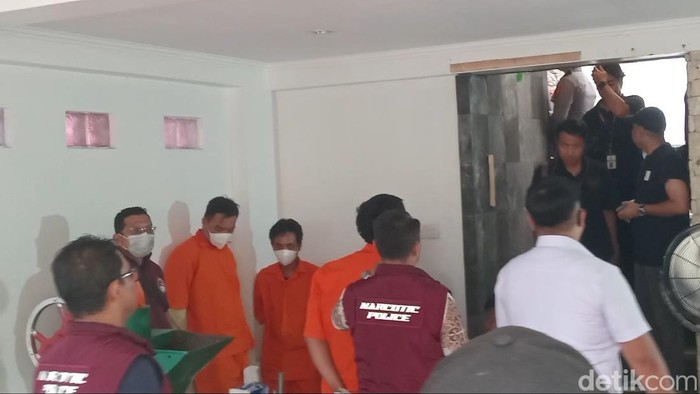 Tiga dari empat tersangka (berbaju oranye) yang ditangkap Bareskrim di TKP, Selasa (19/11/2024). (Aryo Mahendro/detikBali)