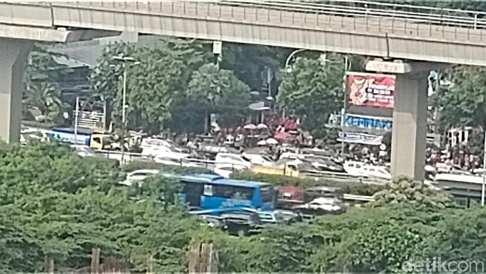 Lalu lintas di Jalan Gatot Subroto arah Pancoran, Jaksel macet pada siang ini. Kemacetan karena ada demo di depan Kementerian Ketenagakerjaan (Kemnaker). (Jabbar/detikcom)