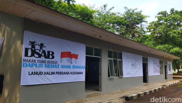 Lanud Halim Perdanakusuma menyiapkan dapur untuk mendukung program prioritas makan bergizi gratis. Dapur ini ditarget memproduksi 11 ribu porsi setiap hari. (Kurniawan F/detikcom)