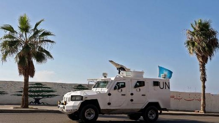 A UNIFIL armoured vehicle drives through Beirut as part of a UN peacekeeping convoy heading towards south Lebanon, on November 12, 2024, amid the ongoing war between Israel and Hezbollah. (Photo by PATRICK BAZ / AFP)