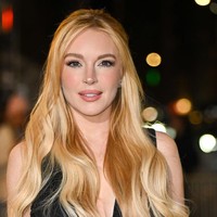 Wajahnya makin cantik dengan pulasan makeup bernuansa hangat. Lip gloss nude dan rona peach segar di pipi. Foto: James Devaney/GC Images