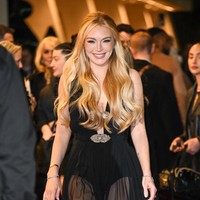 Ibu satu anak ini menata rambut pirangnya dengan tatanan bergelombang dan dikuncir tengah. Gaya rambut ini memberi kesan anggun. Foto: James Devaney/GC Images