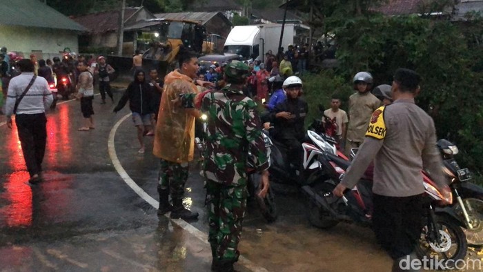 Longsor menutup jalan provinsi penghubung Sukabumi-Sagaranten